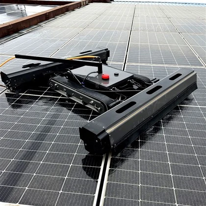 Robot de neteja fotovoltaic a control remot